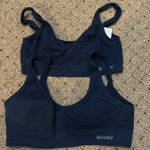 Boody bra x2 one has bra pads and the other doesn’t